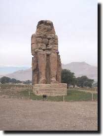 Seuls vestiges du temple, les deux Colosses de Memnon.
